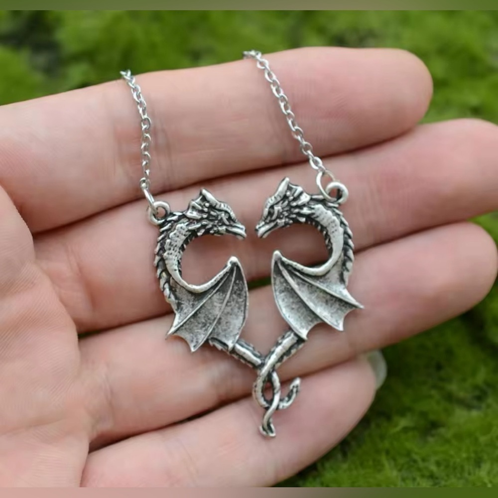18K White Gold Two Kissing Dragons Heart Necklace - Picture 10 of 10